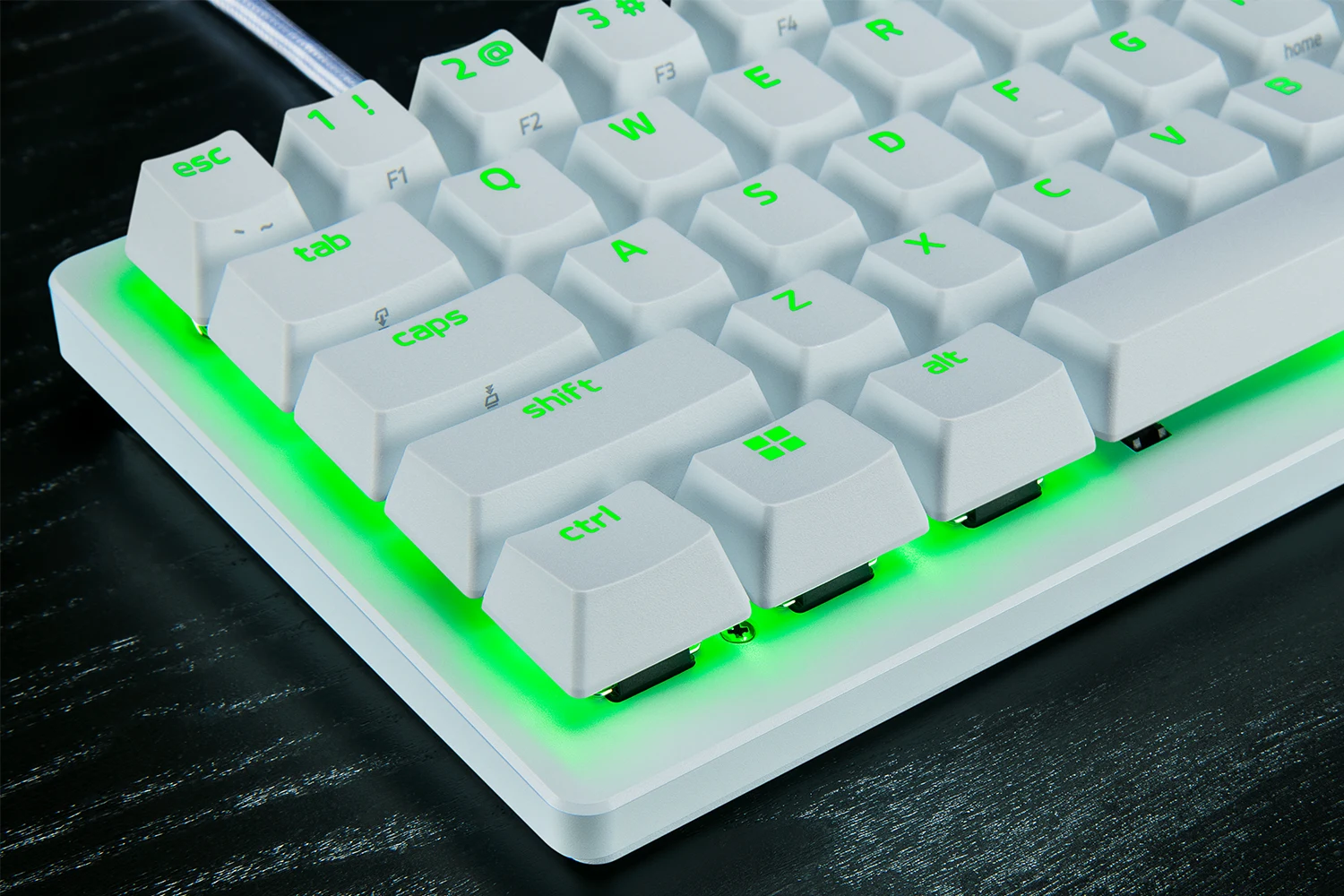 کیبورد گیمینگ ۶۰ درصد ریزر مدل Huntsman V3 Pro Mini با سوئیچ آنالوگ رنگ سفید - نمای محصول